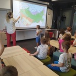 dzieci oglądają mapę.jpg