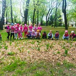 dzieci obserwują wiosenną przyrodę.jpg