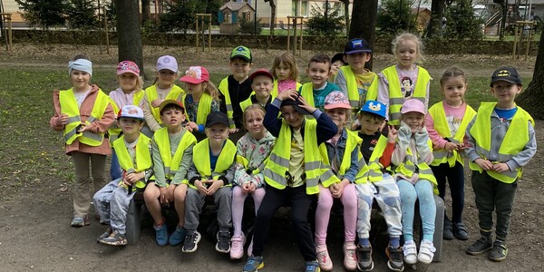 dzieci odpoczywają po sprzątaniu w parku.jpeg