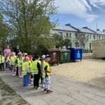 dzieci pogłębiają swoją wiedzę dotyczącą segregacji odpadów.jpeg