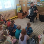 Dzieci słuchają utworów muzycznych..jpg