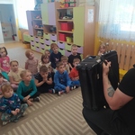 Dzieci rozwiązują zagadki na temat instrumentu..jpg
