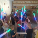 Dzieci bawią się przy muzyce akordeonu..jpg