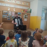 Pan akordeonista gra na instrumencie..jpg