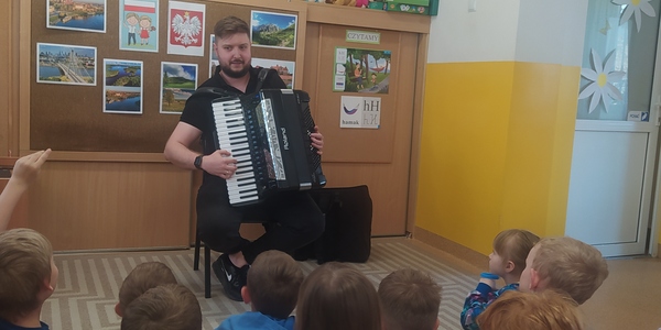 Pan akordeonista gra na instrumencie..jpg