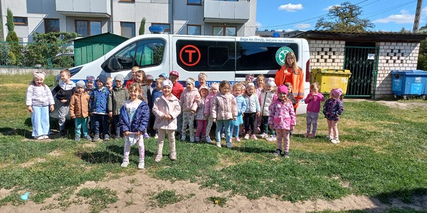 Smerfiki i Gumisie z panią ratownik.jpg