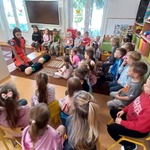 Dzieci słuchają nt. pierwszej pomocy.jpg