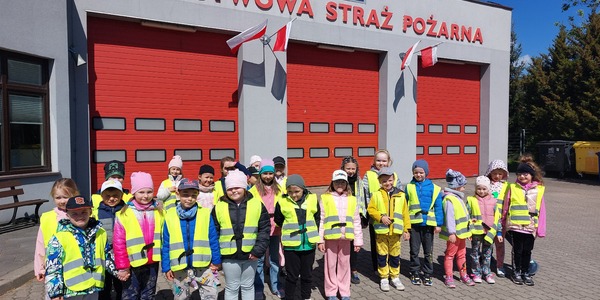 Dzieci pod Jednoatką Ratowniczo - Gaśniczą nr 4.jpg