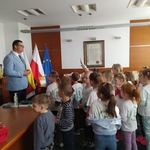 Dzieci zadają pytania Wiceprezydentowi Białegostoku.jpg