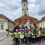 grupa III pajacyki i dyrektor przedszkola na tle ratusza.jpg