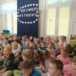 przedszkolaki podczas święta optymizmu.jpeg