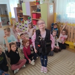 Dziewczynka przymierza kamizelkę.jpg