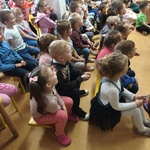 dzieci oglądają teatrzyk.jpg
