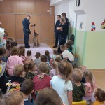 Smerfiki i Gumisie podziwiają psa Arniego.jpg
