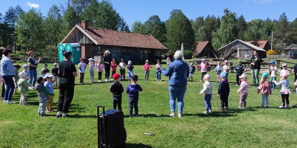 Zabawy muzyczne w kole.jpg