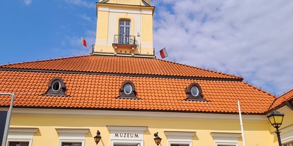 Przed wejściem do Ratusza.jpg