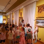 Przewodnik oprowadza po muzeum .jpg