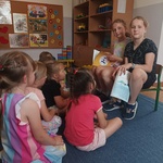 trzecioklasistki włączyły się do akcji czytelniczej.jpg