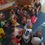 absolwentki przedszkola czytają Gumisiom.jpg