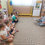 Tata Kuby czyta dzieciom bajkę.jpg