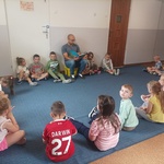 Tomka tato czyta książkę.jpg