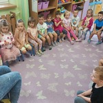 Mama Asi czyta ksiązeczkę o szczypaniu.jpg