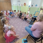Smerfiki słuchają bajki.jpg