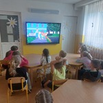 Dzieci oglądają bajkę edukacyjną.jpg