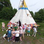 Smerfiki przed tipi.jpg