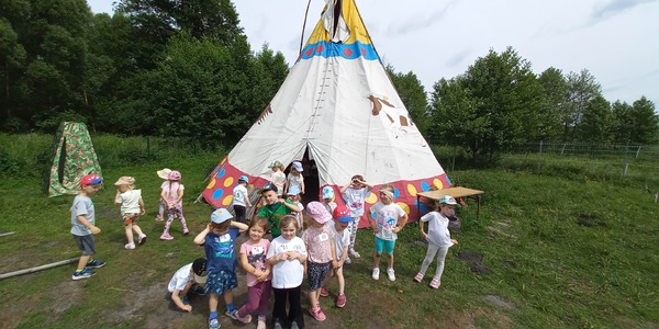 Smerfiki przed tipi.jpg