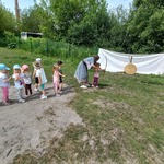 Smerfiki uczą się strzelać z łuku.jpg