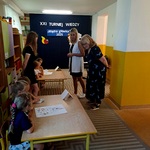 Jury sprawdza poprawność piramidy zdrowia.jpg