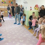 Rodzinna poleczka - na parkiet wchodzą tatusiowie.jpg