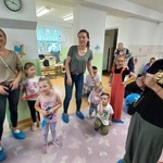 Zabawa Smerfików z mamusiami.jpg