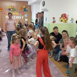 Rodzinna poleczka - tańczą dzieci.jpg