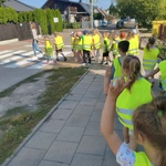 dzieci przechodzą przez pasy.jpg