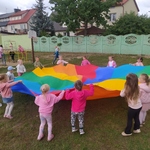 Gumisie - zabawy chustą.jpg