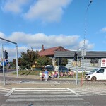 Dzieci na przejściu z sygnalizacją świetlną.jpg