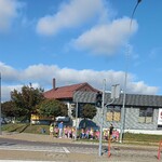 Dzieci zbliżają się do skrzyżowania.jpg