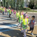 Dzieci na przejściu bez sygnalizacji świetlnej.jpg