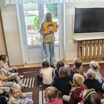 Pani psycholog prezentuje emocje.jpg