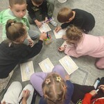 Dzieci wykonują pracę plastyczną