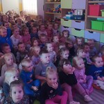 Przedszkolaki oglądają przedstawienie.jpg