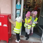 dziewczynka wrzuca list do czerwonej skrzynki.jpg