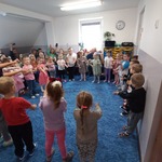 Gumisie śpiewają powitalną piosenkę.jpg