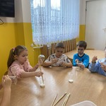 dzieci podczas malowania słoików.jpg
