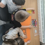 dzieci przygotowują się do zadania plastycznego.jpg