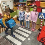 dzieci czekają żeby przejść.jpg