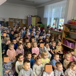 dzieci podczas audycji muzycznej.JPG