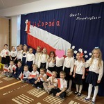 dzieci trzymają flagi.jpg